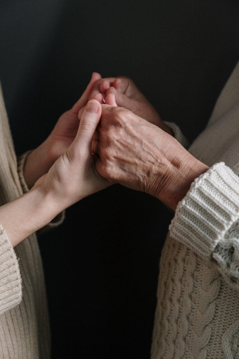An older couple sitting together, illustrating early signs of Alzheimer's